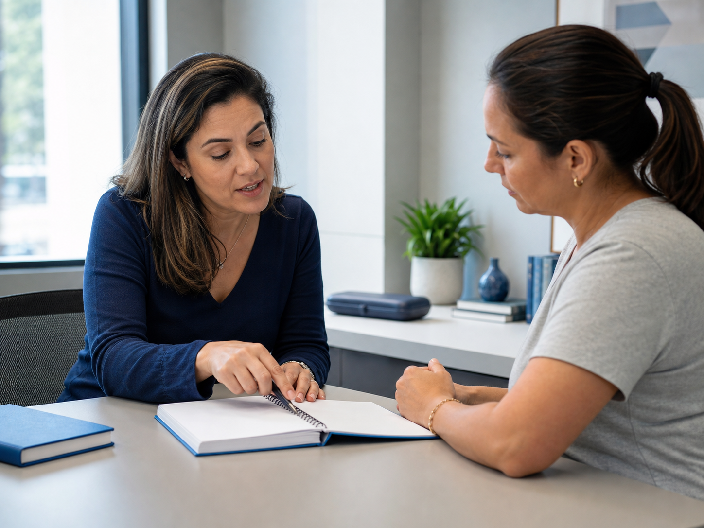 Profissional e paciente revisando juntas um plano de acompanhamento